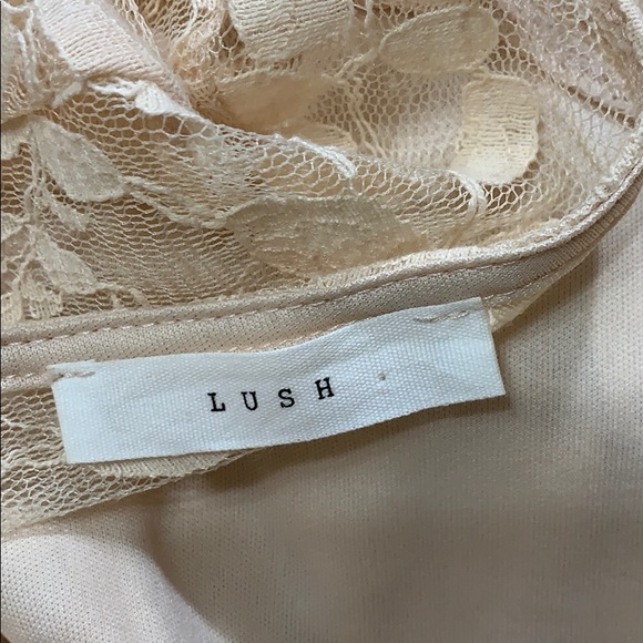 Pretty lace dress - Picture 2 of 5